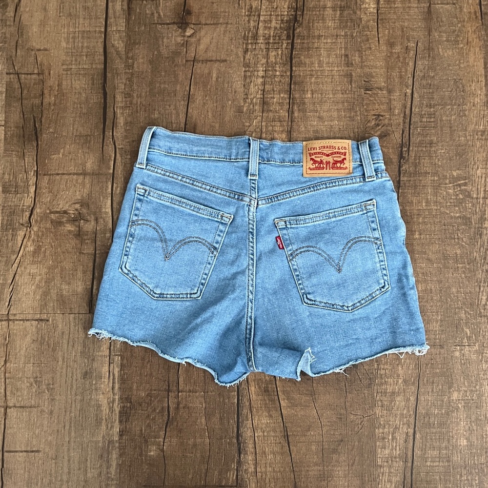 Levi’s High Rise Shorts - Picture 2 of 3